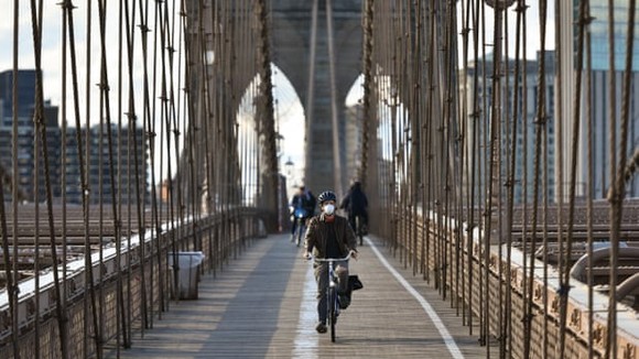 Một người đi xe đạp trên cầu Brookly, New York. Nguồn: The Guardian