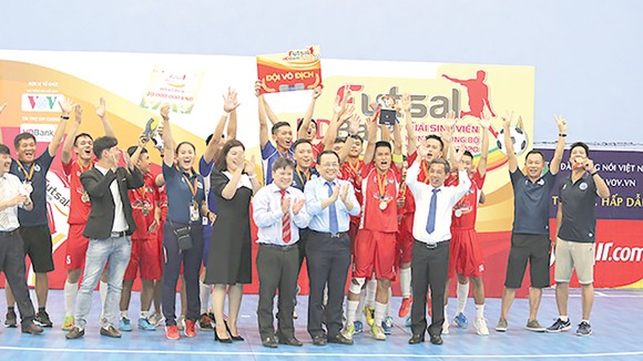 Ông Lê Hữu Hoàng, Phó Chủ tịch UBND tỉnh Khánh Hòa trao huy chương vàng cho các cầu thủ đội vô địch