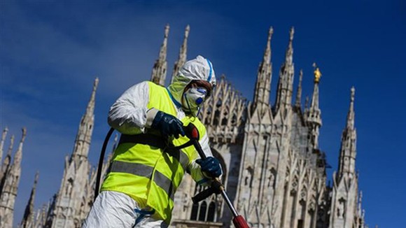 Phun thuốc khử trùng nhằm ngăn chặn sự lây lan của dịch Covid-19 tại Milan, Italia