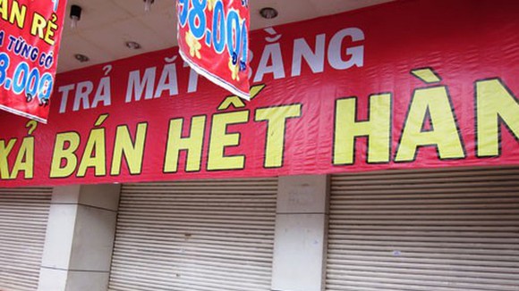 Many shops in HCMC were closed due to the impact of Covid-19 and could not compete with online purchases, causing a heavy budget loss.
