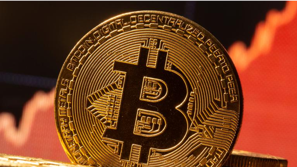 Một hình đại diện của tiền ảo Bitcoin được nhìn thấy phía trước biểu đồ chứng khoán trong hình minh họa này được chụp vào ngày 19 tháng 11 năm 2020. REUTERS / Dado Ruvic / Illustration / File Photo