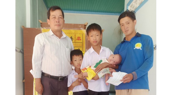 Anh Khang và các con nhận số tiền từ bạn đọc