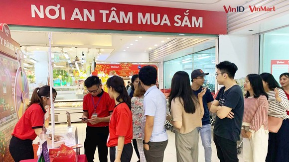 Khách xếp hàng dài đợi tham dự chương trình “Tặng lì xì Xuân Canh Tý” 2020 của VinID Pay