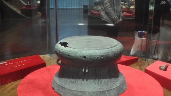 Trống đồng Quảng Chính (Niên đại: Văn hóa Đông Sơn, khoảng Thế kỷ III-II trước Công nguyên; hiện lưu giữ tại Bảo tàng tỉnh Quảng Ninh. Ảnh: baotangquangninh