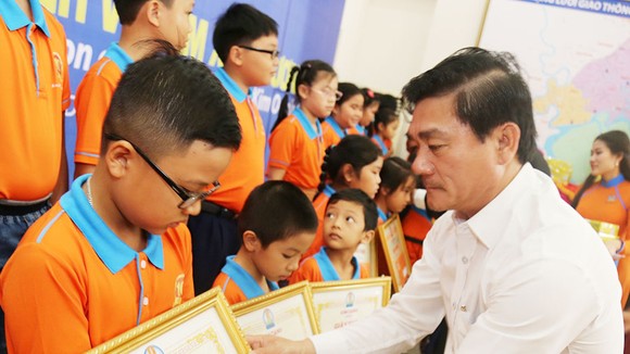 Đại diện Công ty Kim Oanh trong 1 lần trao học bổng cho các em học sinh