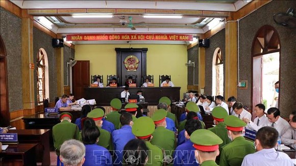 Phiên tòa sơ thẩm xét xử 12 bị cáo trong vụ án gian lận điểm thi THPT quốc gia năm 2018 xảy ra tại tỉnh Sơn La. Ảnh: TTXVN