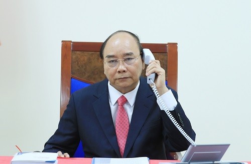 Thủ tướng Nguyễn Xuân Phúc điện đàm với Thủ tướng Singapore. Ảnh: VGP/QUANG HIẾU