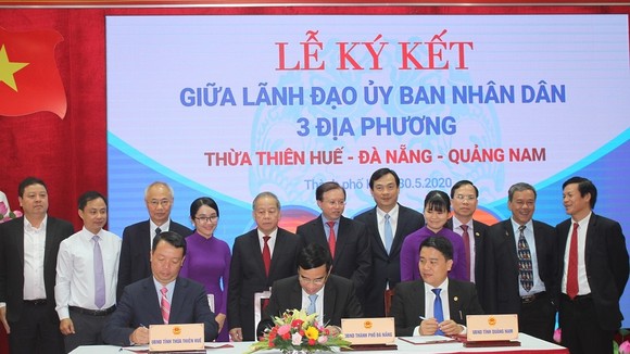 Lãnh đạo 3 địa phương ký kết và công bố chương trình liên kết hành động phục hồi và phát triển du lịch trong bối cảnh mới. Ảnh: VGP