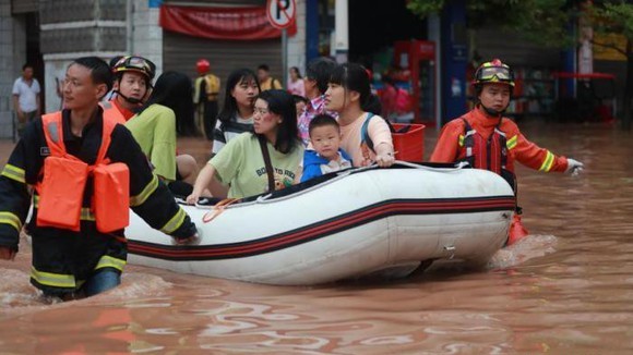 Mưa lớn tại Trùng Khánh, Trung Quốc. Ảnh: Chinanews