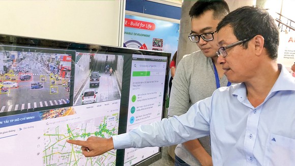 Doanh nghiệp giới thiệu bản đồ số giao thông. Ảnh: TẤN BA