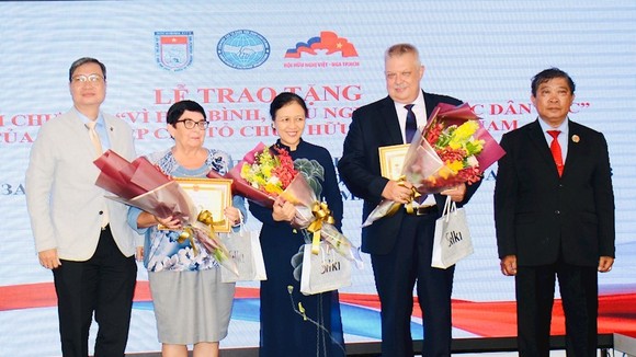 Các cá nhân nhận Kỷ niệm chương “Vì hòa bình, hữu nghị giữa các dân tộc”. Ảnh: hcmcpv