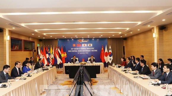 Quang cảnh Hội nghị Bộ trưởng Tài chính và Thống đốc Ngân hàng Trung ương ASEAN+3 theo hình thức trực tuyến. Ảnh: Phạm Hậu - TTXVN