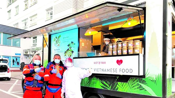 Anh Sơn tặng các bác sĩ, đội ngũ y tế ở Warsaw những bữa ăn miễn phí