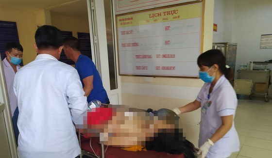 Nạn nhân được chuyển vào Bệnh viện Đa khoa tỉnh Hà Tĩnh cấp cứu
