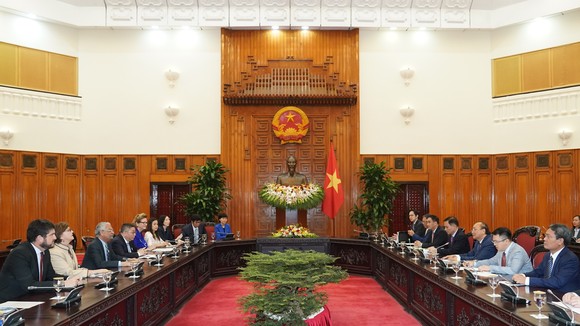 Thủ tướng Nguyễn Xuân Phúc tiếp Điều phối viên Liên Hợp Quốc, ông Kamal Malhotra và Trưởng đại diện các tổ chức LHQ tại Việt Nam chiều 21/10. Ảnh VGP/Quang Hiếu