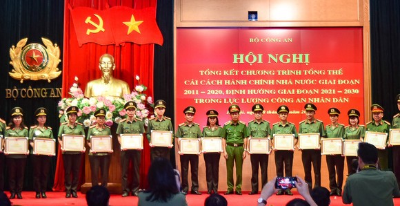 Thứ trưởng Bộ Công an Lê Quý Vương trao Bằng khen cho các tập thể, cá nhân có thành tích xuất sắc trong thực hiện chương trình cải cách hành chính. Ảnh: TTXVN