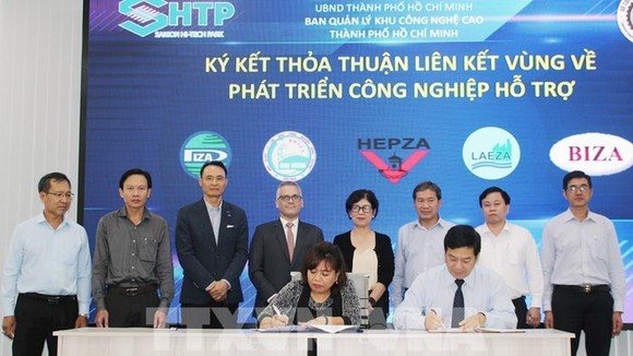 Đại diện Ban quản lý Khu Công nghệ cao Thành phố Hồ Chí Minh ký kết thỏa thuận hợp tác với Ban Quản lý các khu chế xuất - khu công nghiệp - khu kinh tế trọng điểm phía Nam. Ảnh: TTXVN