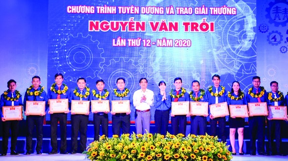 Thanh niên công nhân đạt giải thưởng Nguyễn Văn Trỗi năm 2020 được vinh danh tối 28-10. Ảnh: THÁI PHƯƠNG