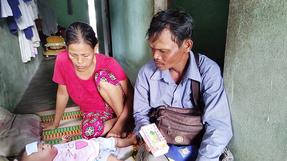 Bé Phùng Thị Kim Ngân bị bệnh tim bẩm sinh