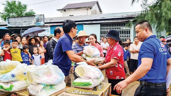 Đại diện Báo SGGP trao quà cứu trợ người dân xã Hải Sơn, huyện Hải Lăng, tỉnh Quảng Trị. Ảnh: NGUYỄN HOÀNG