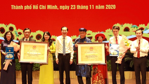 Đại diện Bộ VH-TT-DL trao bằng xếp hạng Di tích Kiến trúc nghệ thuật cấp quốc gia cho trụ sở UBND TPHCM và đình thần Linh Đông, quận Thủ Đức