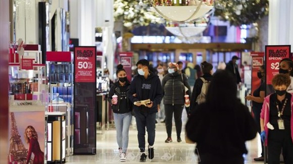 Người dân chọn mua hàng sale trong ngày Black Friday tại cửa hàng của Hãng Macy ở New York, Mỹ ngày 27-11-2020. Ảnh: THX/TTXVN