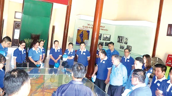 Tập thể CBCNV - người lao động Công ty TNHH MTV Xổ số Kiến thiết TPHCM viếng thăm và thắp hương tại Khu di tích Láng Le - Bàu Cò