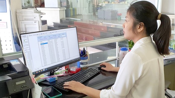 Nhân viên Cấp nước Nhà Bè xử lý yêu cầu của khách hàng trên hệ thống online