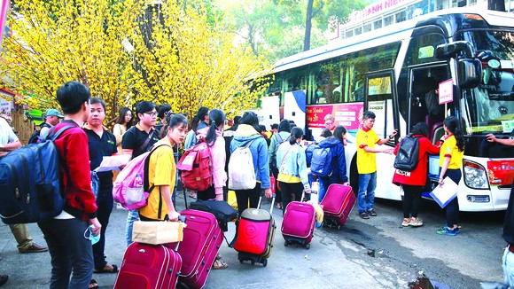 Những “Chuyến xe mùa xuân” đưa hơn 2.500 sinh viên khó khăn rời TPHCM về quê đón tết. Ảnh: DŨNG PHƯƠNG