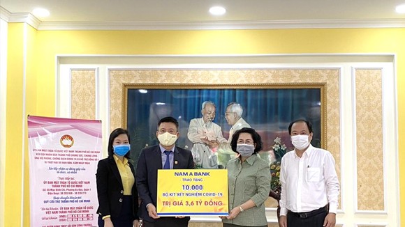 Bà Tô Thị Bích Châu (thứ 2 từ phải qua), Chủ tịch Ủy ban Mặt trận Tổ quốc Việt Nam TPHCM cùng đại diện Sở Y tế TPHCM (bìa phải) tiếp nhận khoản hỗ trợ từ đại diện Nam A Bank