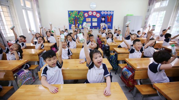 Các em học sinh tại HN thụ hưởng chương trình Sữa học đường ngay khi đi học lại sau thời gian giãn cách do dịch Covid-19