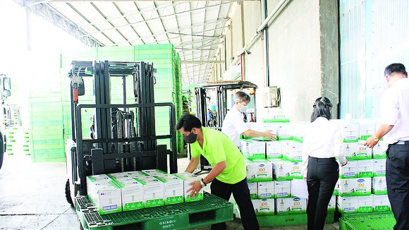 Nhân viên hỗ trợ đưa quà của con em đến từng đơn vị cho CBCNV