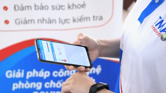 Thiết bị đeo tay cảm biến nhiệt kết nối với di động, chạy thử ứng dụng giám sát người cách ly tại nhà