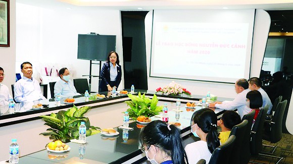 Đồng chí Phan Thị Sang, Phó Tổng giám đốc, Chủ tịch CĐCS Công ty phát biểu tại buổi lễ trao học bổng
