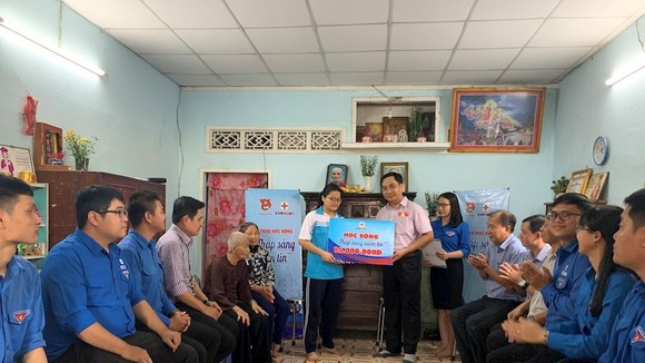 Trao tặng học bổng cho em Nguyễn Thị Ánh Ngọc. Ảnh: TẤN KHƯƠNG