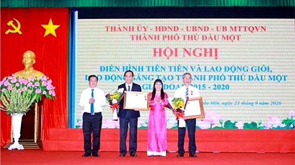 Ông Lê Nguyên Hòa – Phó chủ tịch HĐQT NutiFood đại diện gần 6.000 cán bộ nhân viên đón nhận Huân chương Lao động hạng 3