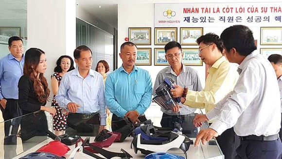 Tìm hiểu sản phẩm tại Công ty CP Công nghiệp hỗ trợ Minh Nguyên (Khu Công nghệ cao TPHCM), một doanh nghiệp do kiều bào tạo lập. Ảnh: VIỆT DŨNG