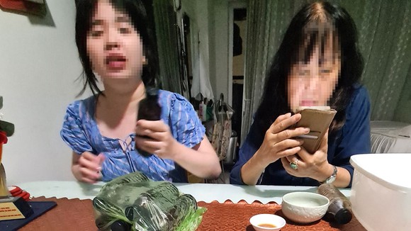 Bà Nguyễn Thị Bích Ngọc và con gái giới thiệu về công dụng “chai thuốc chữa bách bệnh”