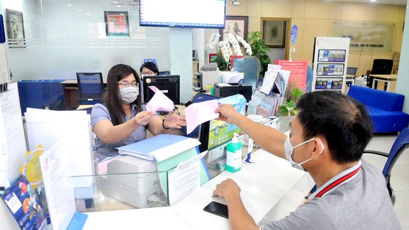 Giao dịch tại Ngân hàng BIDV. Ảnh: CAO THĂNG