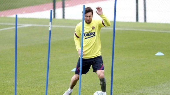 Leo Messi dính chấn thương trong buối tập.