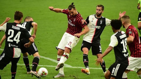 Zlatan Ibrahimovic đưa bóng vào lưới Juventus trong hiệp 1