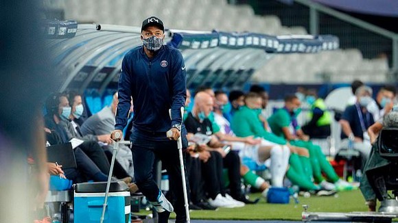 Kylian Mbappe chống nạng ra sân, theo sau anh sẽ