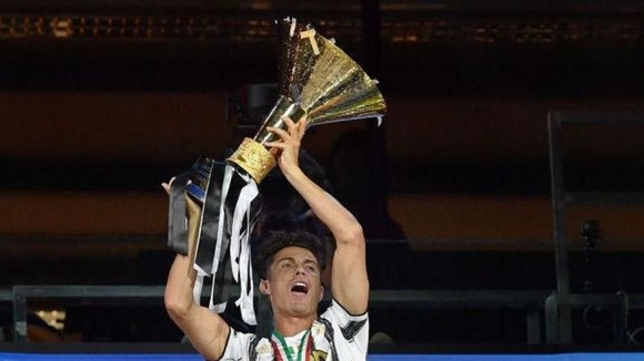 Ronaldo giương cao scudetto