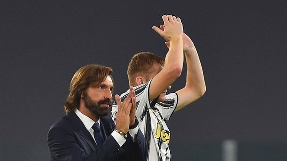 HLV Andrea Pirlo mừng chiến thắng đầu tay