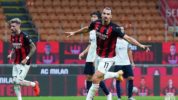 Zlatan Ibrahimovic ăn mừng bàn thắng