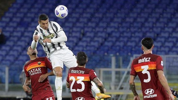 Ronaldo gỡ hòa cho Juventus trên chấm 11m