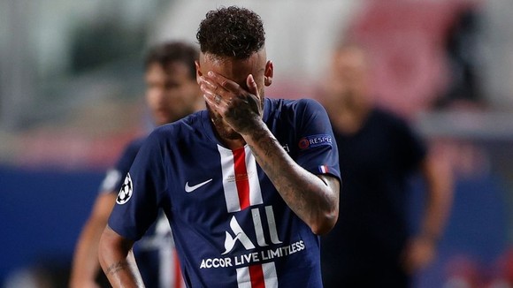 Neymar rời sân trong đau đớn