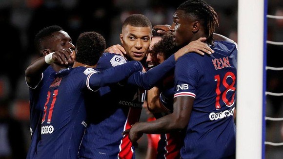Moise Kean ăn mừng bàn thắng cùng Kylian Mbappe
