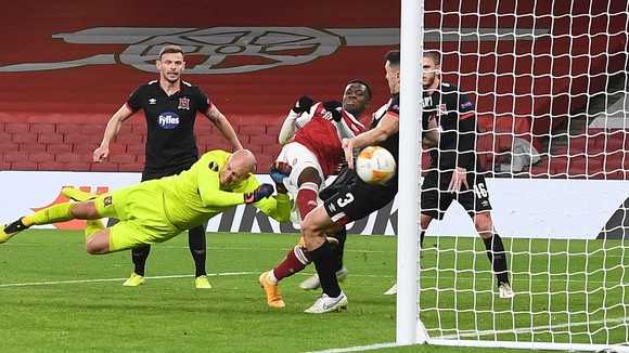 Arsenal đè bẹp Dundalk 3-0