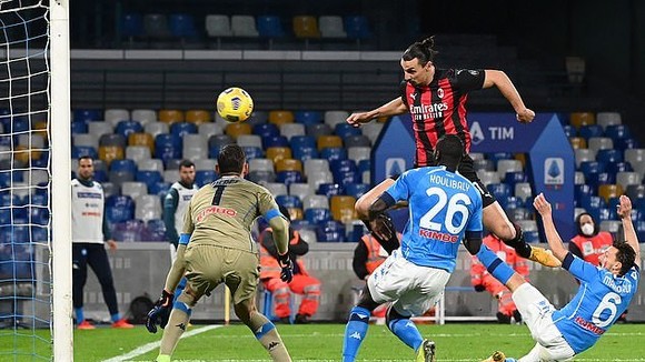 Ibrahimovic ghi bàn bằng quả đánh đầu